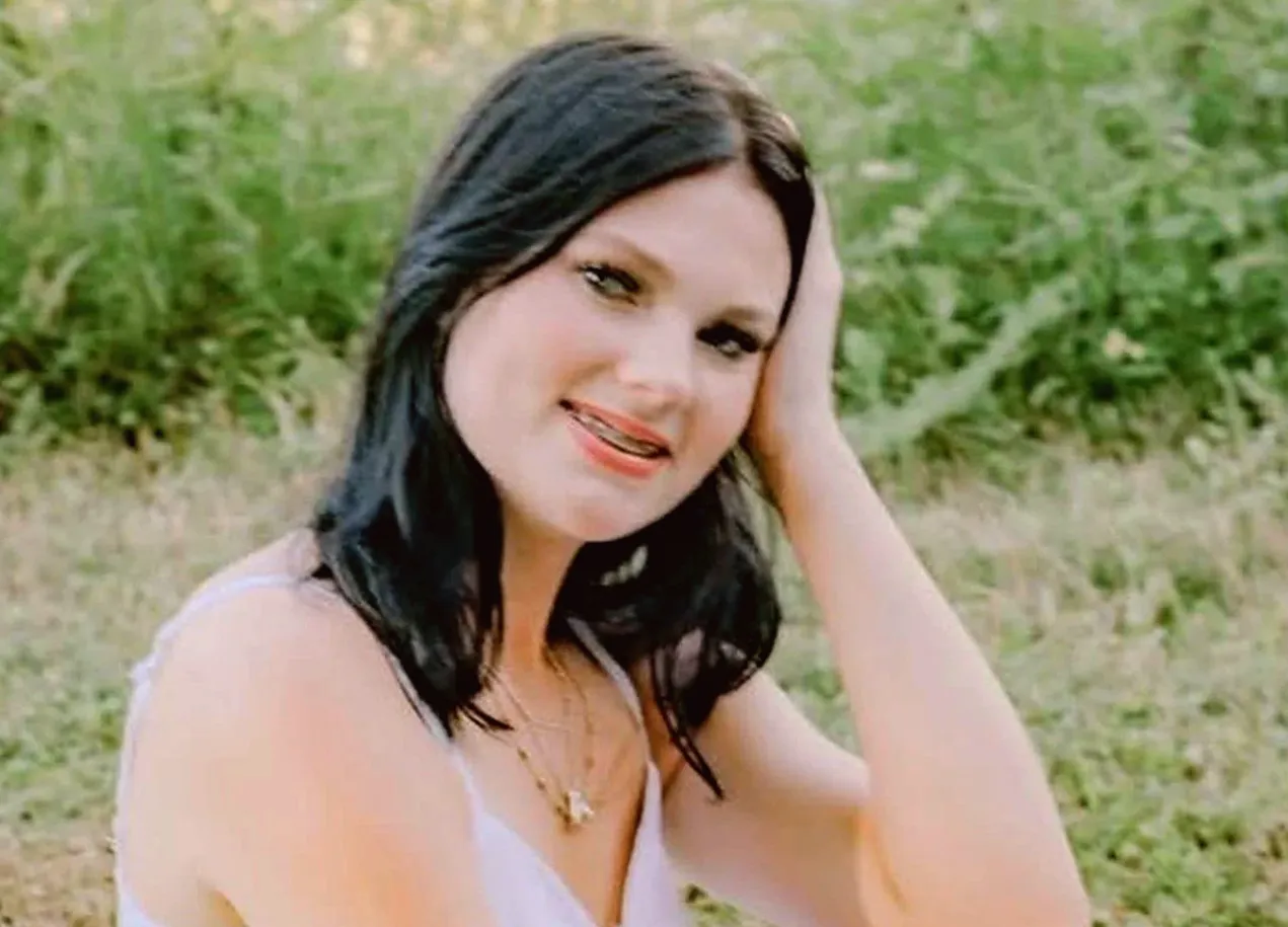 Anna Kepner and her stepbrother under FBI investigation end up sharing a room on cruise due to their close friendship.