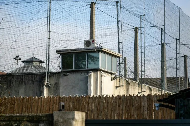 France captures one of the two escapees in bed-sheet prison break