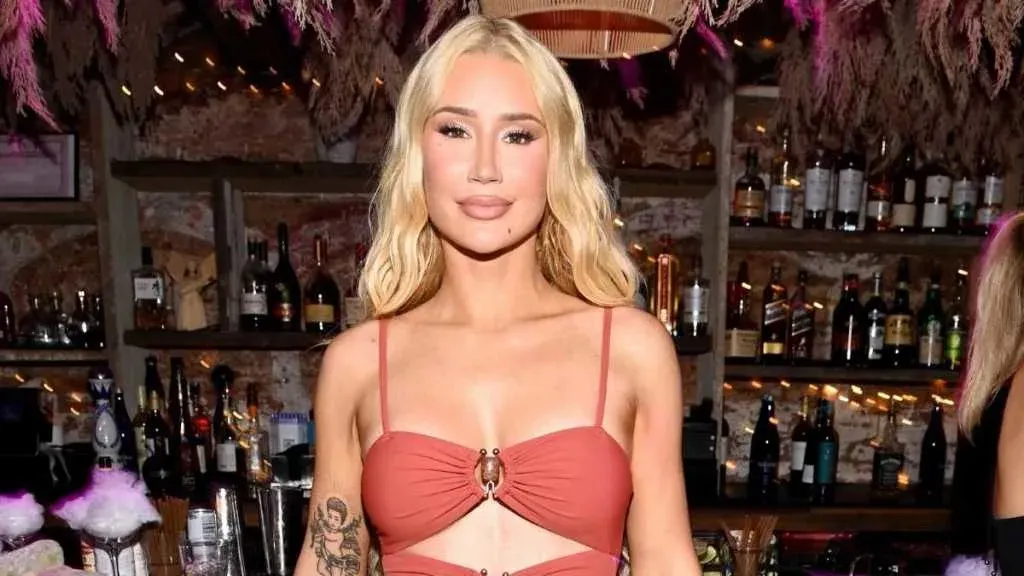 Iggy Azalea Stuns in Figure-Hugging Dress