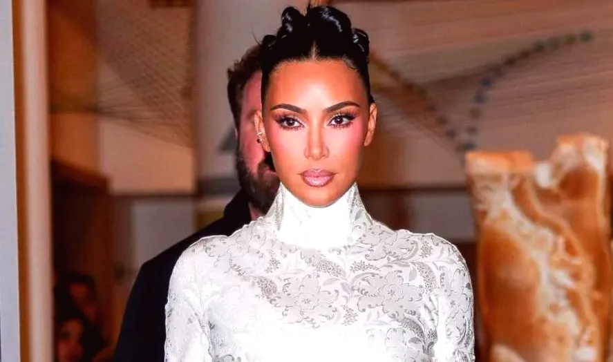 Kim Kardashian heats up the holidays in a daring festive minidress