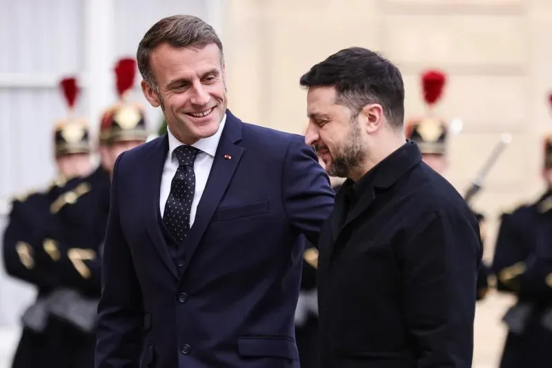 Zelensky holds talks with Macron in Paris on peace proposal