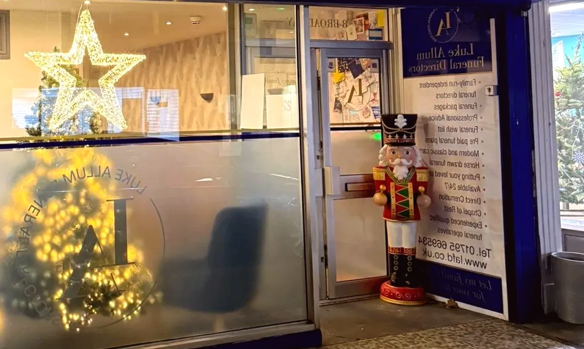 Christmas singing statue stolen from funeral home