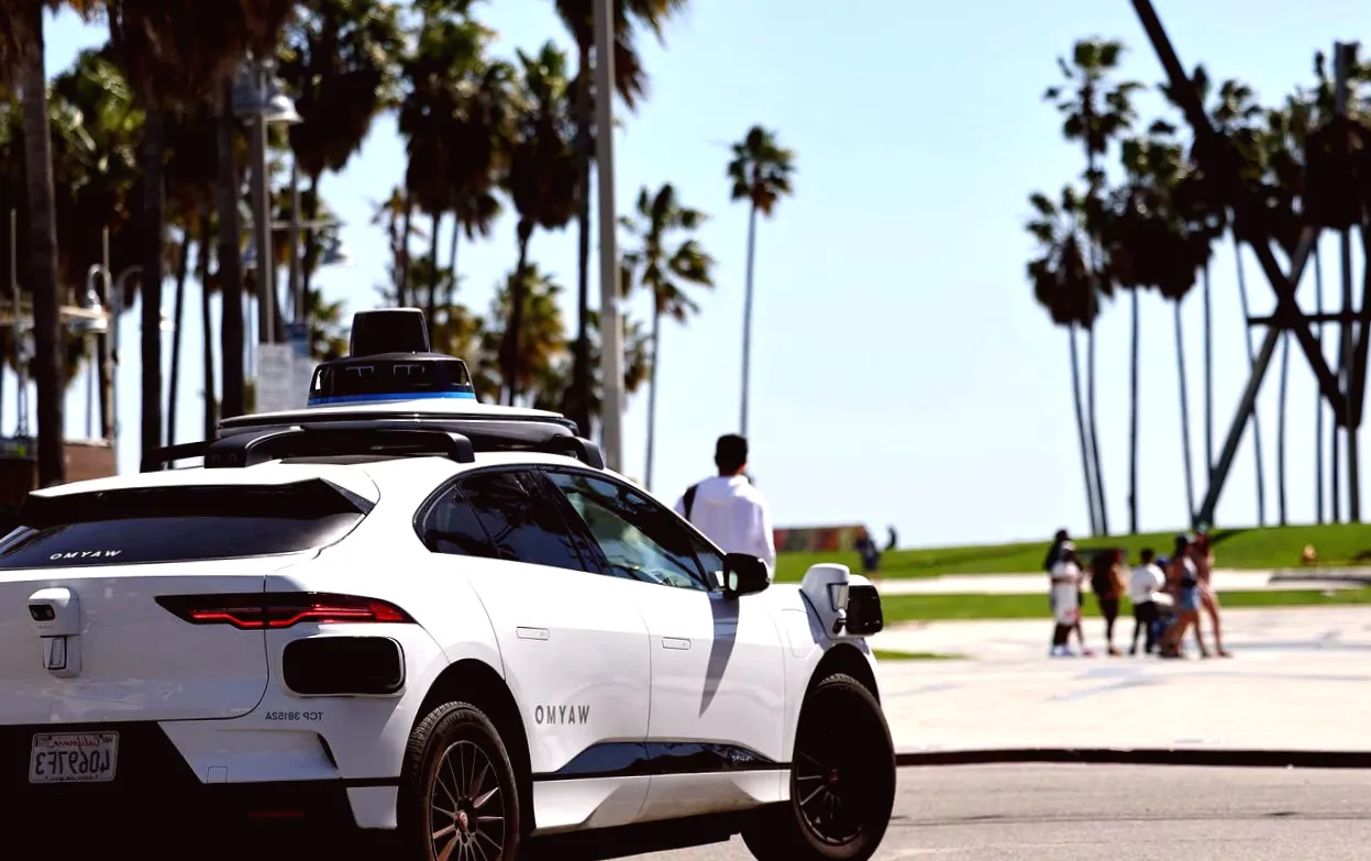 Observing a Waymo Vehicle Passing Through a Live Crime Scene with LAPD Officers Armed