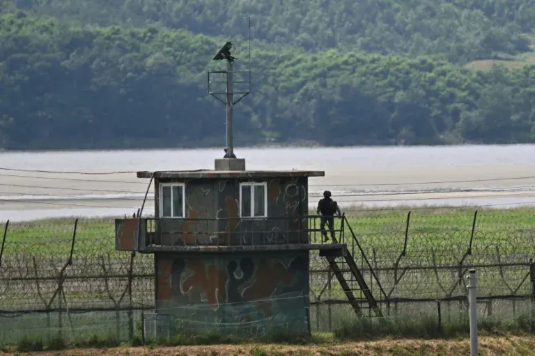 Seoul pledges to assist six South Korean citizens detained in North Korea