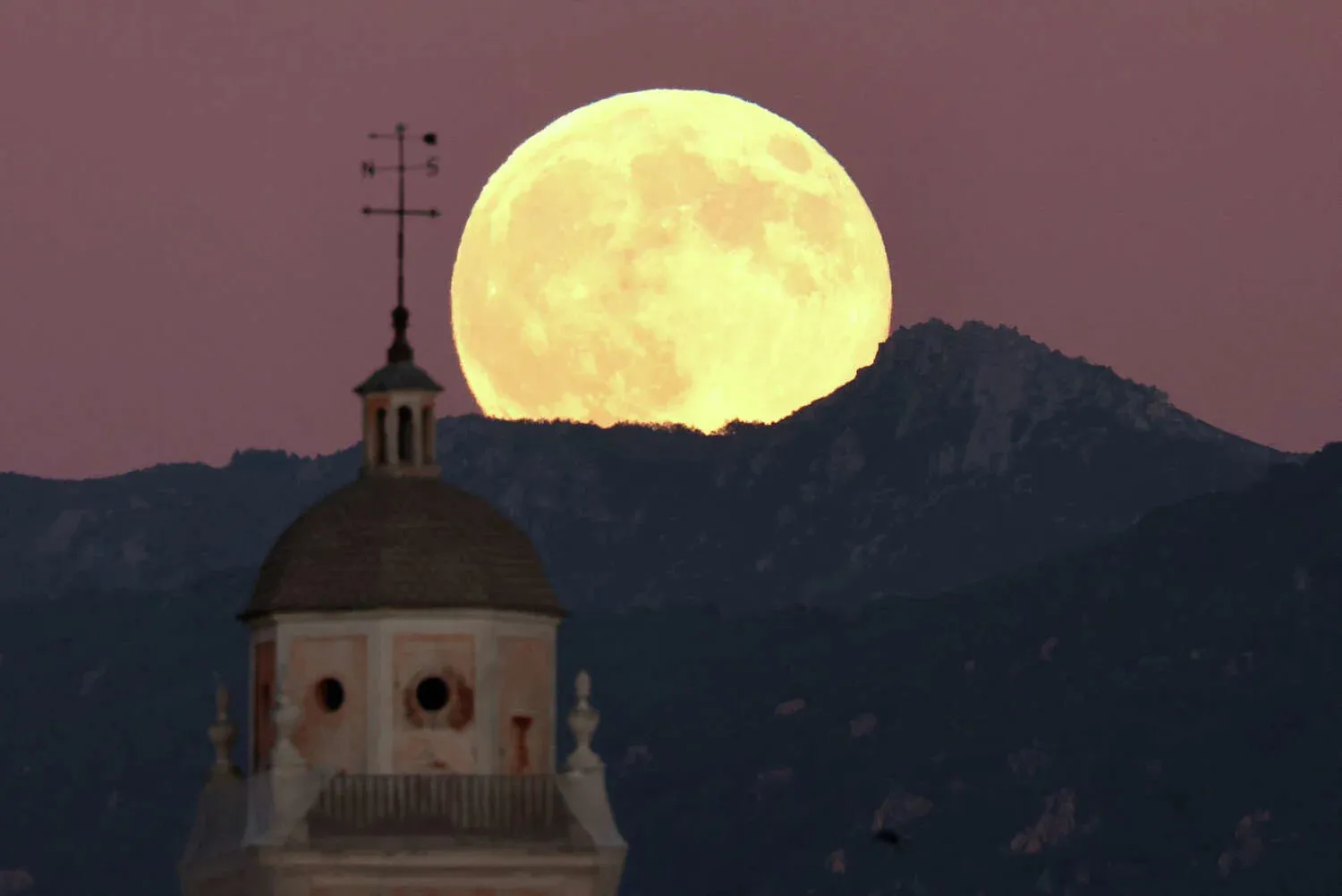 A 'Cold Moon' supermoon to appear over Connecticut on Thursday. Here's the best time to view it