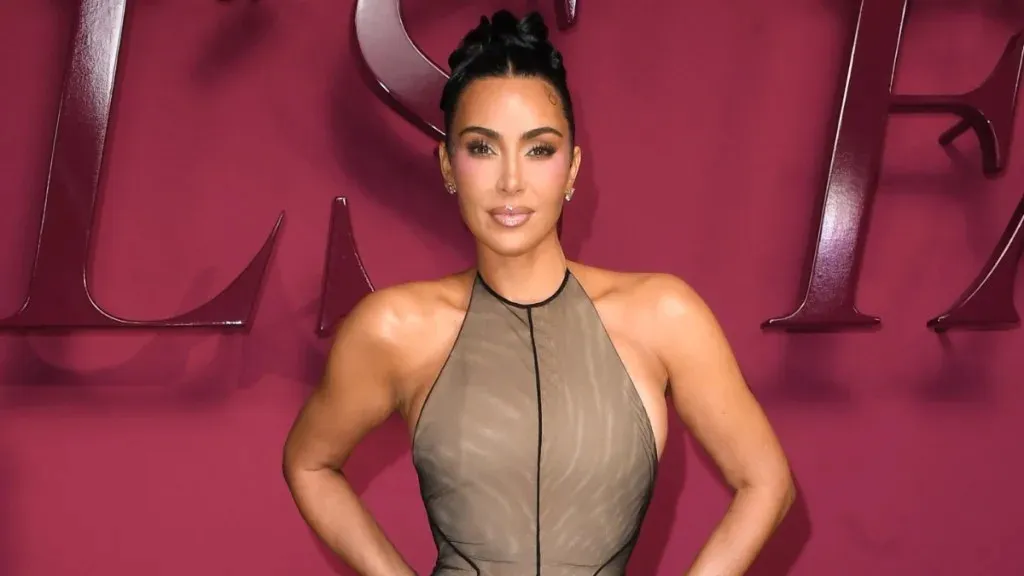 Kim Kardashian Impresses Fans in Form-Fitting Outfit