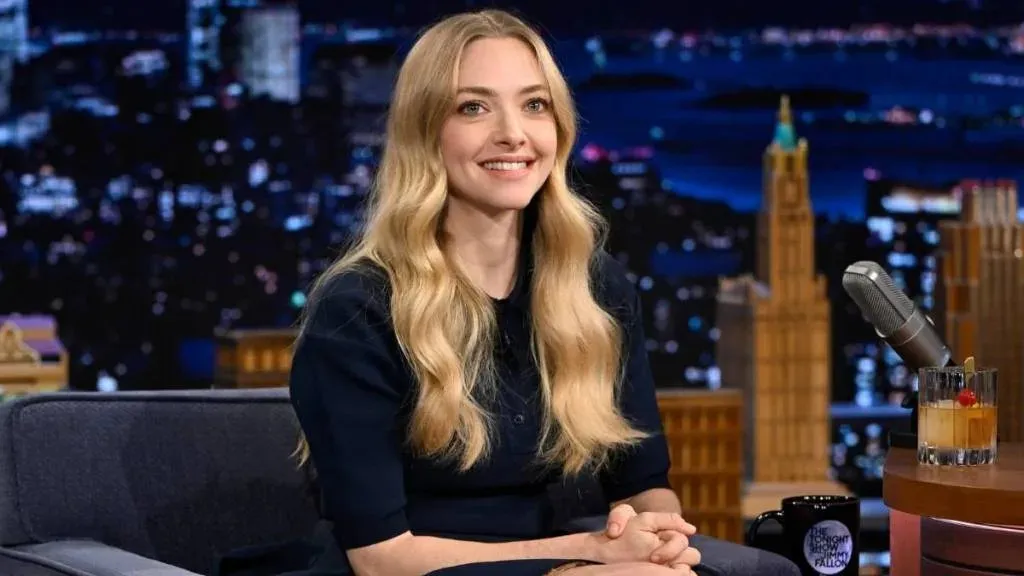 Amanda Seyfried Looks Adorable in Super Short Minidress