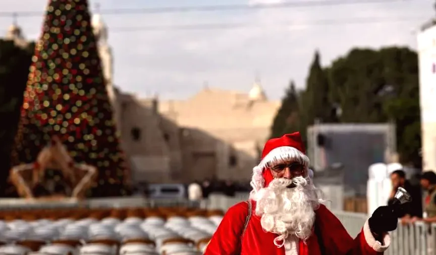 Bethlehem Christmas tree shines bright for the first time since the beginning of the Gaza war