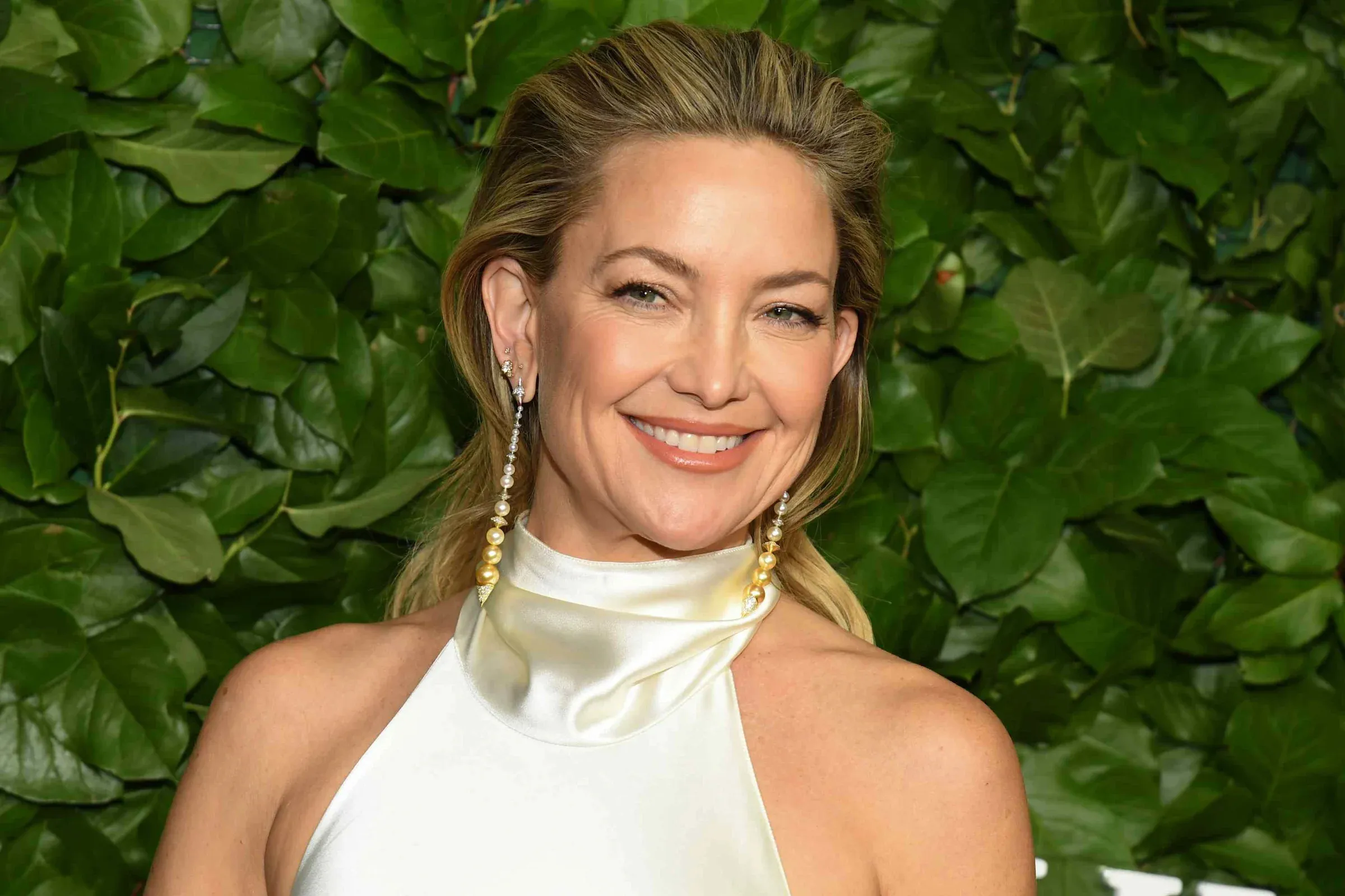 Kate Hudson's Red Sequined Dress Creates an Optical Illusion With Its Backless Design