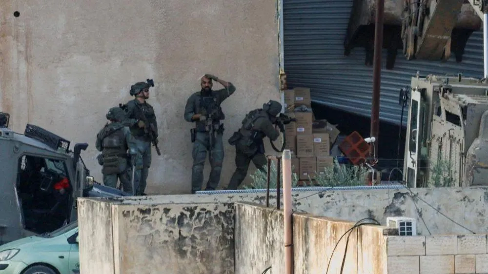 Israeli soldiers shoot dead two Palestinians despite their apparent surrender