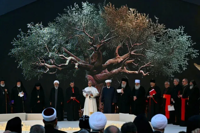 Pope emphasizes unity at meeting of Christian and Muslim leaders in Beirut