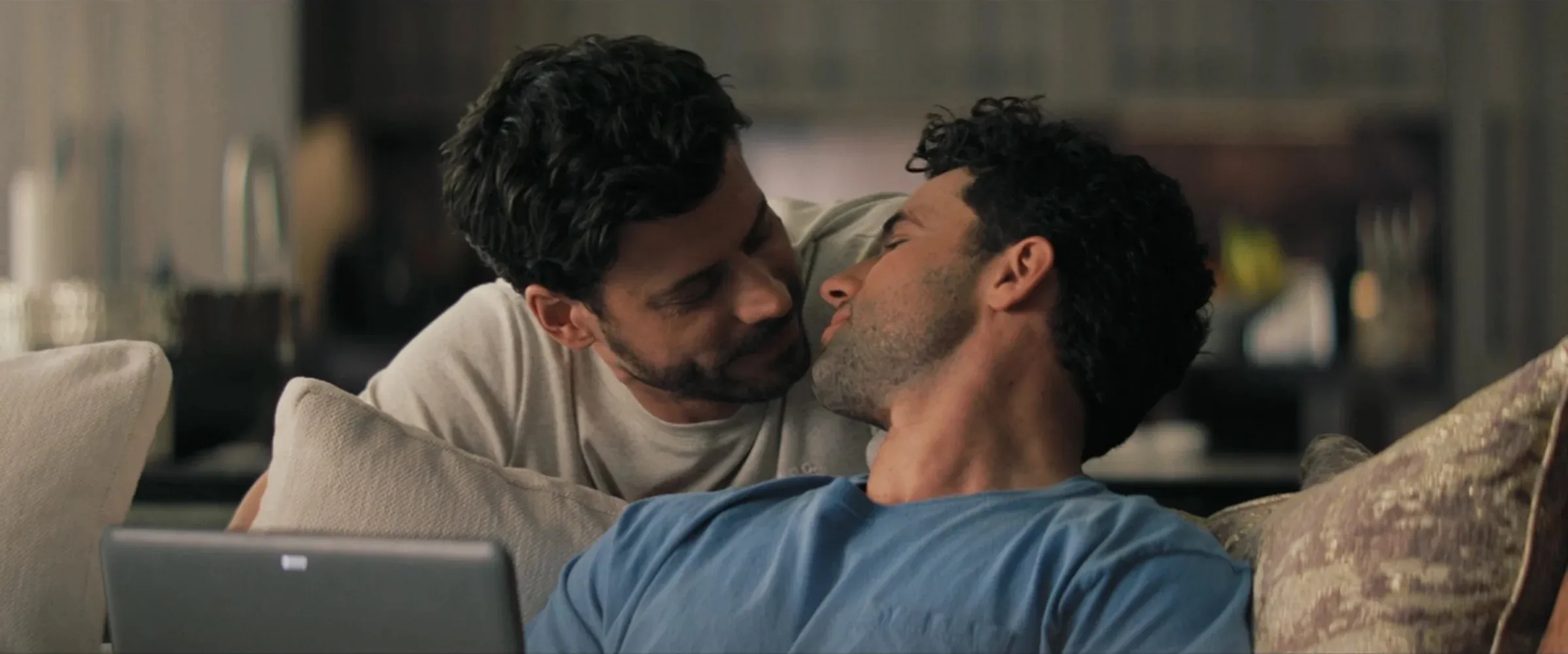 François Arnaud from 'Heated Rivalry' Discusses Scott's "Cautionary" Rom-Com Episode, Calls It "A Different Genre"