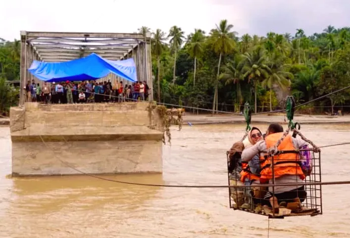 Death toll from Indonesia floods reaches 883, with over 500 still missing