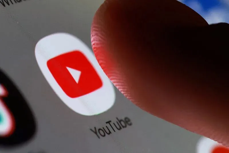 YouTube agrees to adhere to Australia's ban on teens using social media.