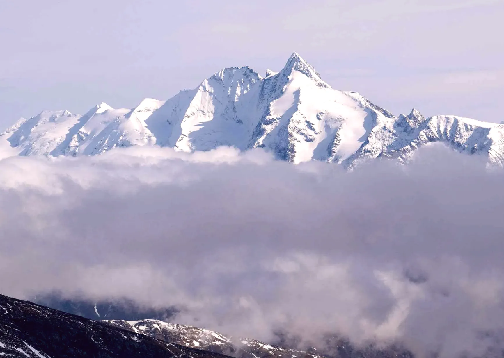 Man Accused of Abandoning Girlfriend to Freeze to Death on Austria's Highest Mountain Caught on Webcam